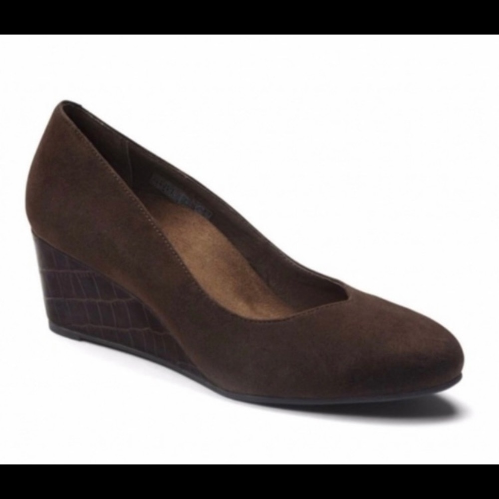 Vionic brown suede wedge shoes. Used.